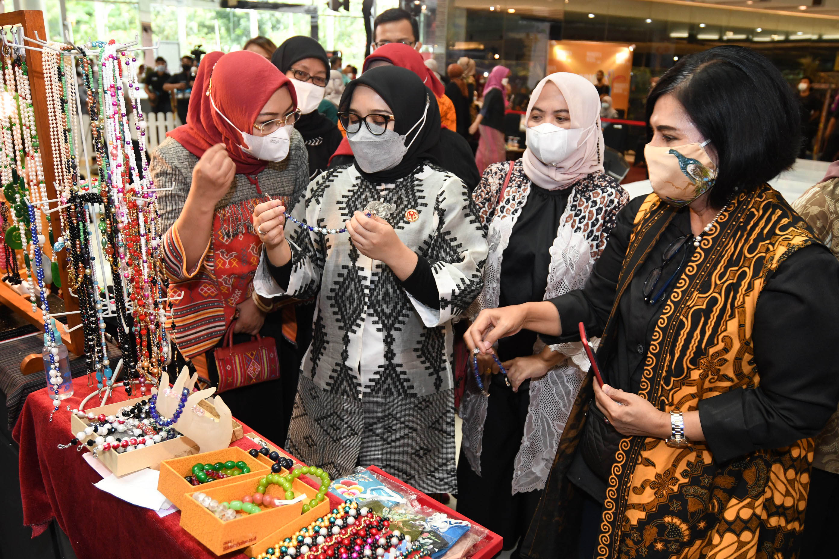 Suasana pameran karya para pengrajin perempuan Jatim. (Foto: Pita Sari/Ngopibareng.id