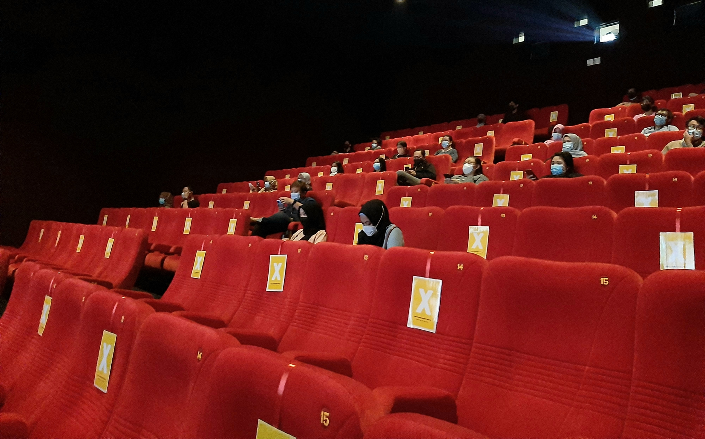 Suasana salah satu bioskop di Surabaya di hari pertama diizinkan buka. (Foto: Pita Sari/Ngopibareng.id)