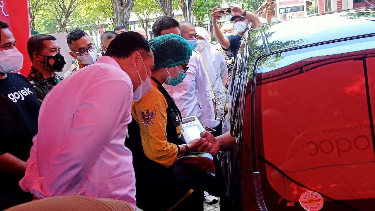 Walikota Surabaya Eri Cahyadi ketika meninjau vaksinasi drive thru di Universitas Surabay (Ubaya), pada Sabtu 3 April 2021. (Foto: Istimewa)