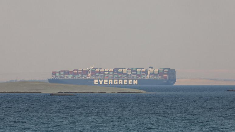 Kapal kontainer besar Evergreen terjebak selama hampir seminggu di Terusan Suez. (Foto: afp)