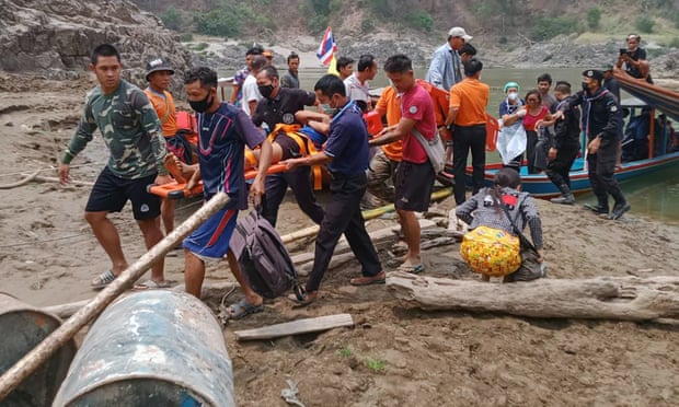 Penduduk desa Karen melarikan diri ke Thailand akibat serangan udara yang dilancarkan oleh militer Myanmar setelah kelompok pemberontak merebut pangkalan militer. (Foto: The Guardian)