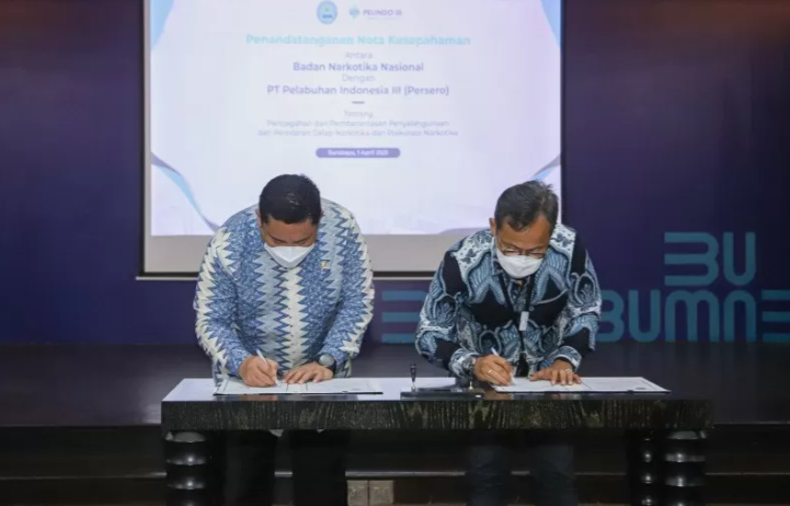 Pelindo III menggandeng Badan Narkotika Nasional (BNN) melalui penandatanganan Nota Kesepahaman yang dilakukan di Kantor Pusat Pelindo III, Surabaya, Kamis 1 April 2021. (Foto: Antara Jatim/Pelindo III)