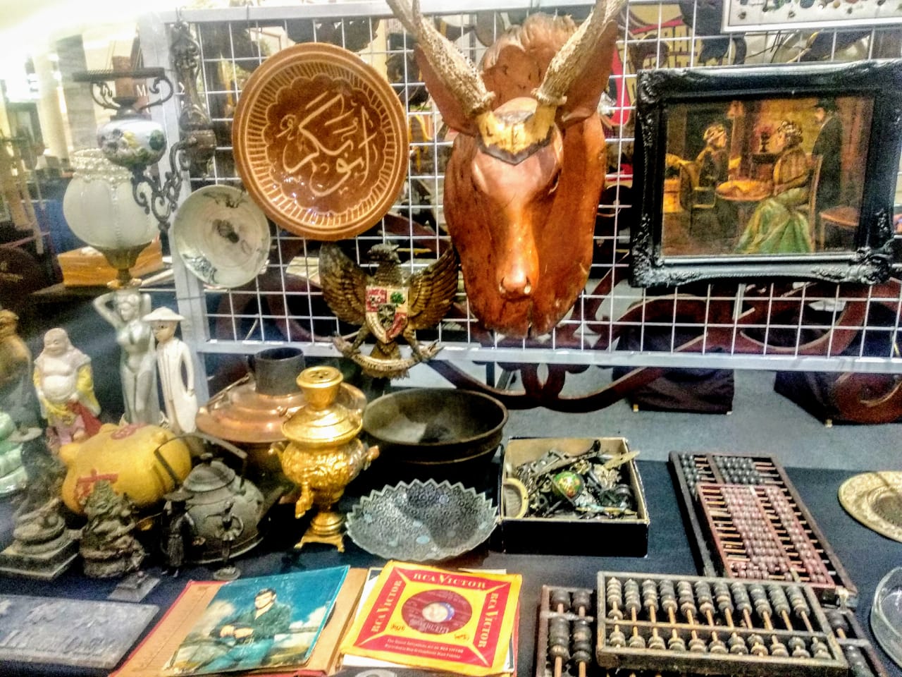 koleksi barang kuno milik Rene Iwanto yang dijual di pameran barang antik void atrium mal Ciputra World Surabaya (Foto: M. Rizqi/Ngopibareng.id)
