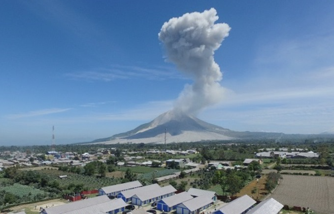 Ilustrasi erupsi Gunung Sinabung di Kabupaten Tanah Karo, Provinsi Sumatera Utara. (Foto: Twitter PVMBG)