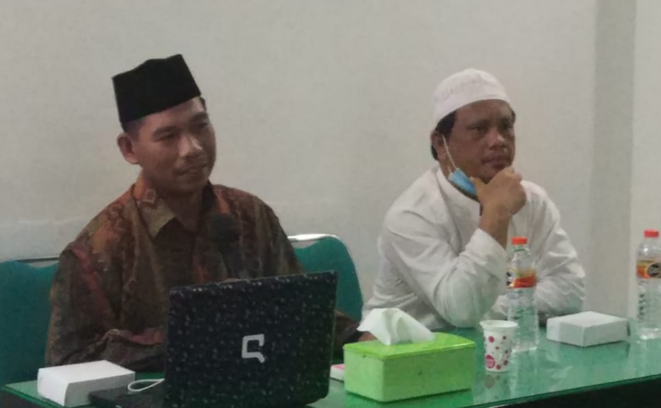 Panitia MTQ XIV PW JQH Jawa Timur dan KH Mun'im Syadzili, Pengasuh Ponpes Asy-Syadzili, Pakis Malang.(Foto:riadi/Ngopibareng.id) 