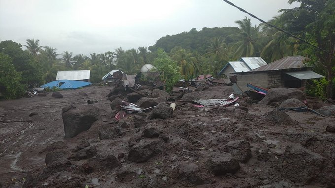 Kondisi pemukiman warga usai diterjang banjir bandang di Flores Timur, Nusa Tenggara Timur. (Foto: Twitter)