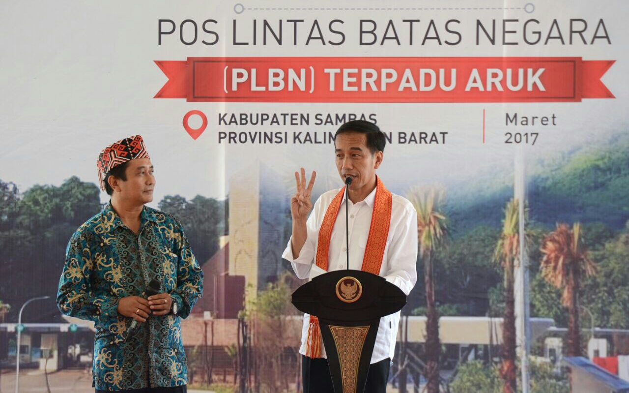 Seorang warga asli Sambas diminta untuk maju ke hadapan Presiden Joko Widodo. Sambas, Jumat (17/3). (Foto: Biro Pers Setpres)