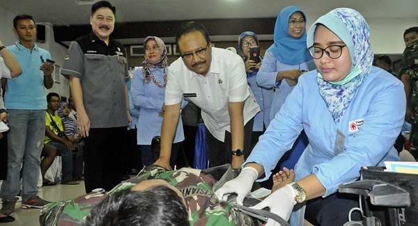 Gus Ipul saat menyapa salah satu warga yang mendonorkan darahnya, di Gedung Radio Republik Indonesia, Surabaya, Rabu (8/3).