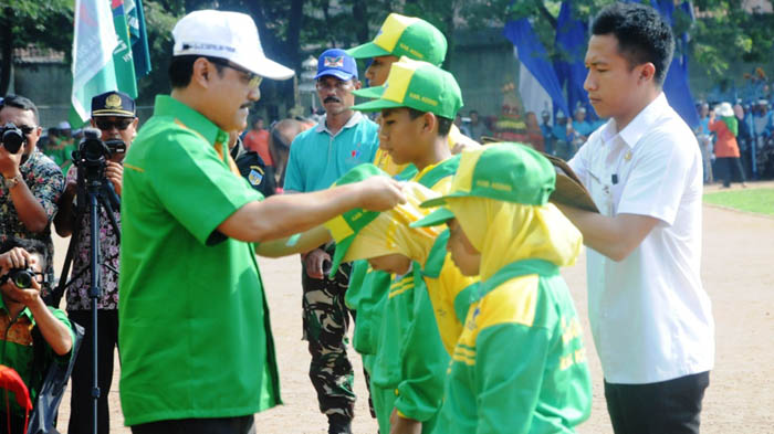 Wakil Gubernur Jatim, Saifullah Yusuf ketika membuka Ajang Kompetisi Seni dan Olahraga Madrasah (Aksioma) di Stadion Candra Bhirawa Pare, Kediri.