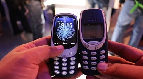 Nokia 3310 versi baru (kiri).