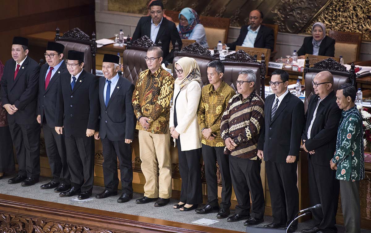Pimpinan DPR Fadli Zon, Fahri Hamzah, Taufik Kurniawan dan Agus Hermanto (empat sebelah kiri) foto bersama dengan tujuh komisioner KPU (tujuh orang sebelah kanan) usai Rapat Paripurna hari Kamis (6/4) sore. (foto; antara)