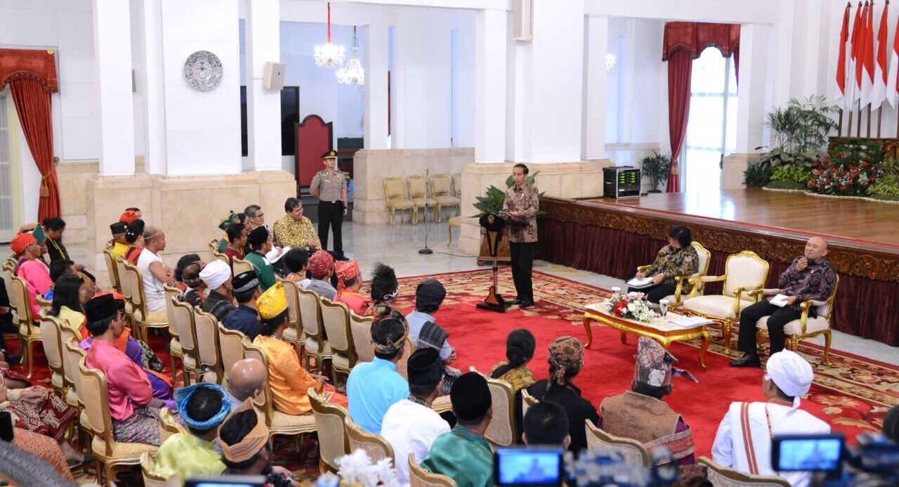 ADAT: Presiden Jokowi bertemu perwakilan masyarakat adat di Istana Negara (foto biro pers/setpres)