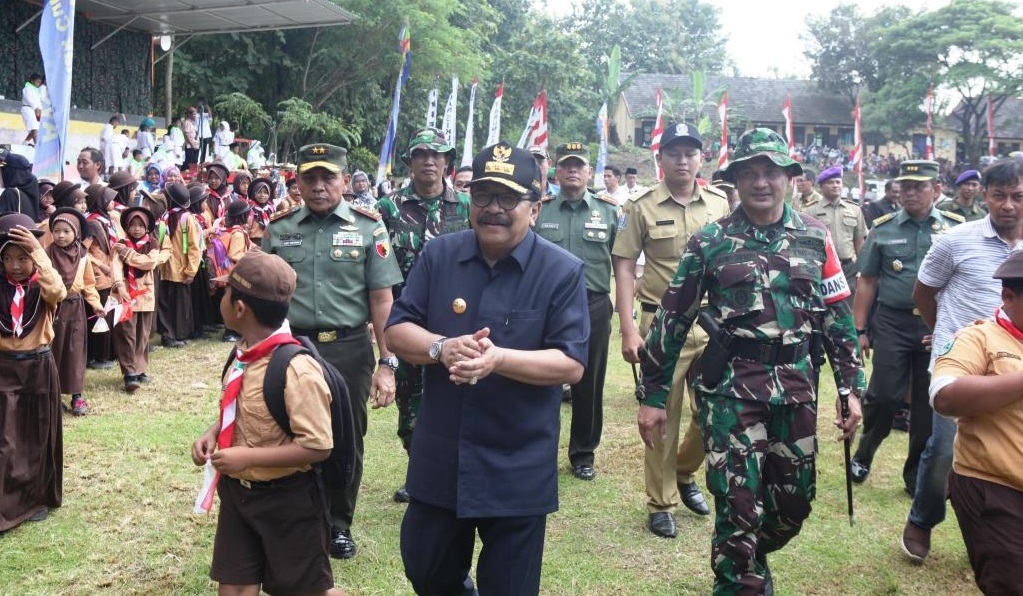 Pakde Karwo di dampingi Pangdam V Brawijaya berinteraksi dengan masyarakat sbg wujud manunggal TNI dengan Masyarakat.