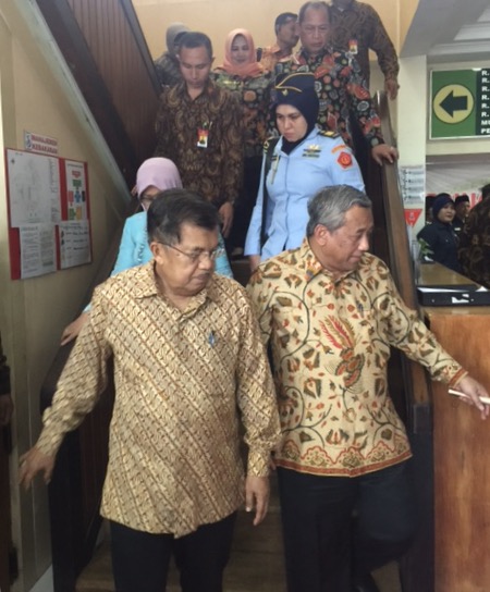SINERGI: Wapres Jusuf Kalla dan Mohammad Nuh di RSI Surabaya.