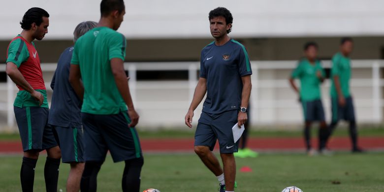 Luis Milla pelatih timnas Indonesia U-22, yang tampak sedang melakukan persiapan latihan. 