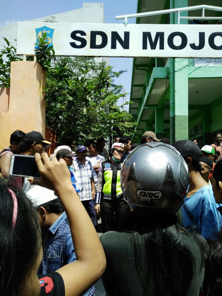 Situasi di SDN I Mojo, Surabaya, setelah terjadi diduga penculikan anak. Kamis (23/3). (Foto: Andira Andika)