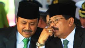SERIUS: Gubernur Jawa Timur Soekarwo dan Wagub Saifullah Yusuf.