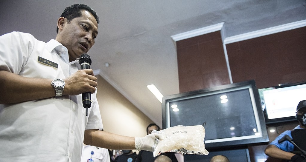 Kepala Badan Narkotika Nasional (BNN) Komjen Pol Budi Waseso (kiri) menunjukan barang bukti sabu kristal hasil pengungkapan jaringan narkotika Internasional dari Malaysia. (foto: antara)