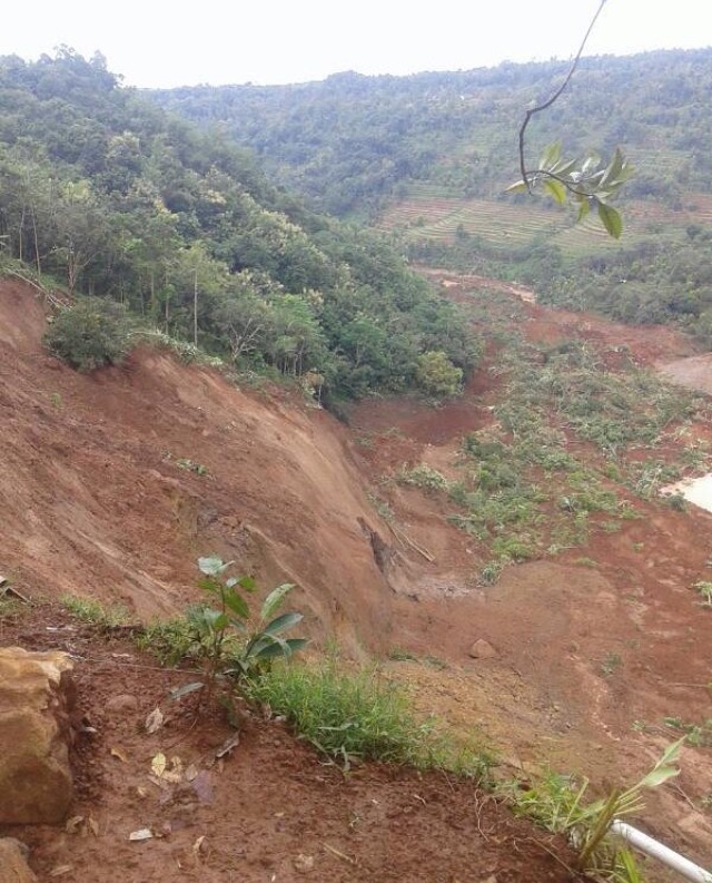Lokasi bencana tanah longsor di Desa Kepel, Ngetos, Kabupaten Nganjuk. Minggu (9/4). (Foto: BNPB)
