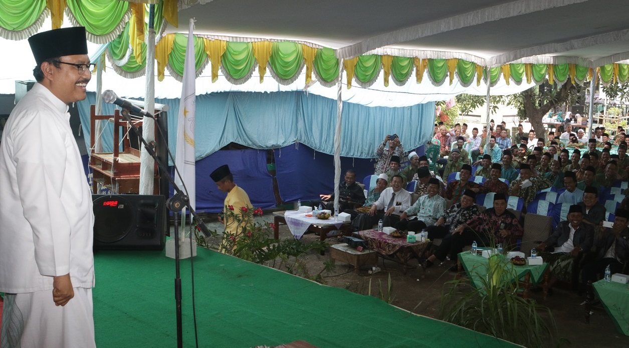 Wakil Gubernur Jatim Saifullah Yusuf saat Pengukuhan Dewan Pengurus Cabang Forum Komunikasi Diniyah Takmiliyah Madiun, Kamis (9/3).