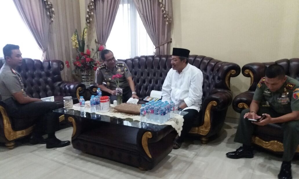 ISTIGHOTSAH: Ketua PWNU KH Muhammad Hasan Mutawakil Alallah rapat koordinasi dengan jajaran aparat keamanan di Mapolres Sidoarjo.