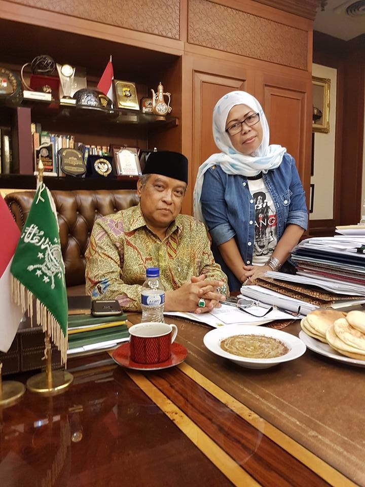 KH Said Aqil Siradj bersama Pelukis dari Lesbumi Surabaya di kantornya. (Foto Istimewa)