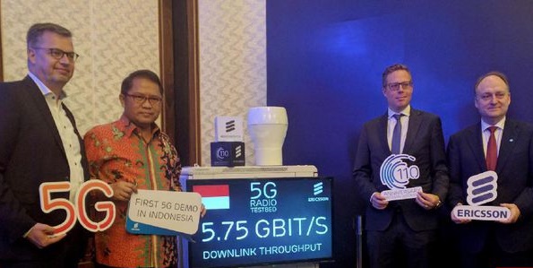Menteri Komunikasi dan Informatika Rudiantara serta jajaran Ericsson merayakan ulang tahun Ericsson dengan uji coba teknologi 5G di Hotel Four Seasons, Jakarta, Senin (3/4).