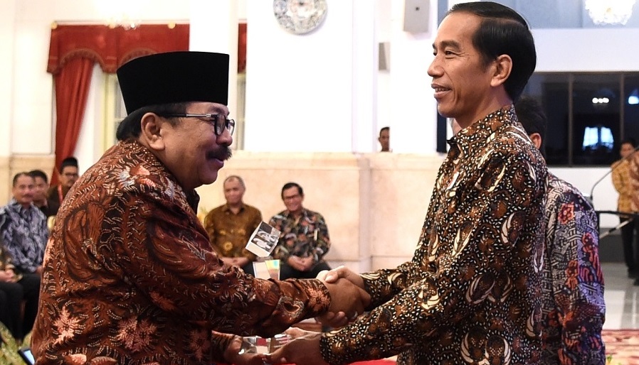 Gubernur Jatim Soekarwo saat menerima Penghargaan TPAKD dari Presiden Joko Widodo, di Istana Negara.