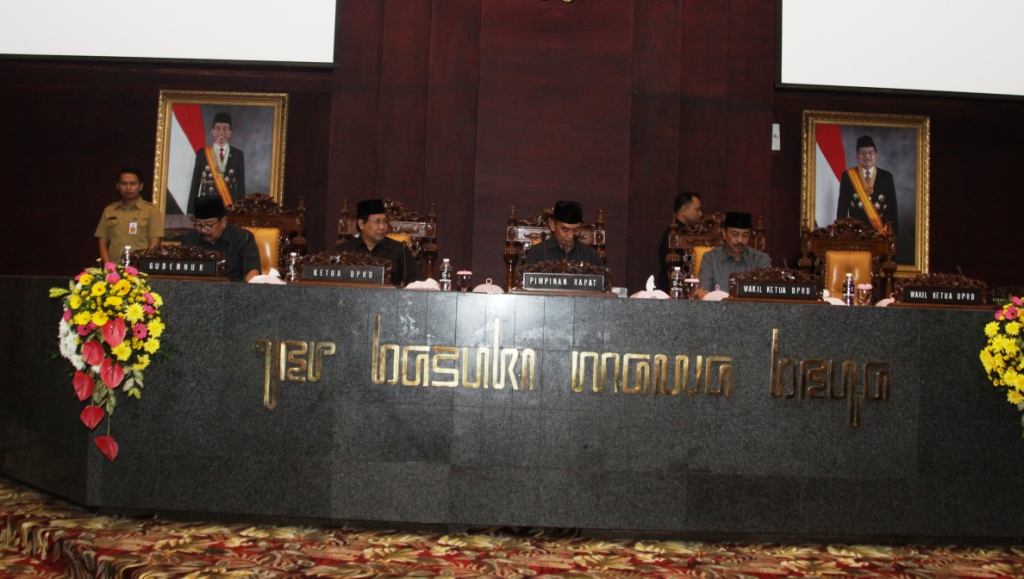 Gubernur Jatim di dampingi oleh Ketua DPRD Provinsi Jatim menghadiri acara rapat tentang tanggapan fraksi atas pendapat gubernur mengenai pencabutan beberapa peraturan daerah, Senin (10/4).