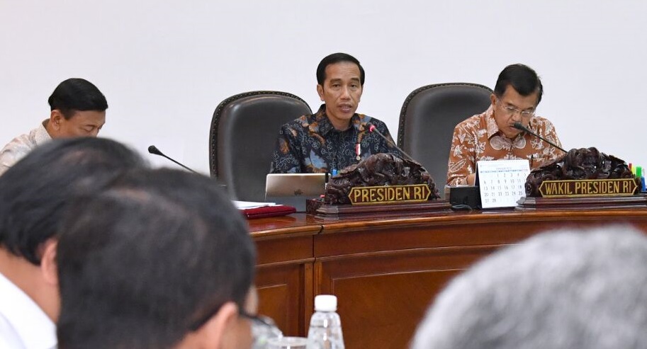 Presiden Joko Widodo (Jokowi) saat memimpin rapat terbatas mengenai penghapusan penggunaan merkuri pada pertambangan rakyat, di Kantor Presiden, Jakarta, Kamis (9/3) sore. (Foto: Biro Pers Setpres)