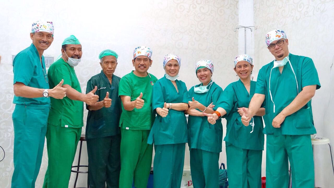 SENYUM LEGA: Tim Dokter Spesialis Kagama usai Sukses Operasi Balita Penderita Hidrosefalus.