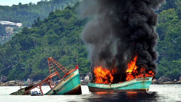 BAKAR: Salah satu kapal pencuri ikan illegal, yang ditenggelamkan dengan bahan peledak. Sabtu (1/4). (Foto: Antara)