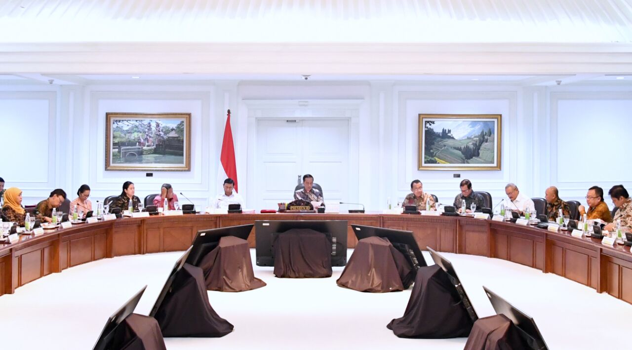 Presiden Joko Widodo saat memimpin rapat terbatas dengan sejumlah Menteri Kabinet Kerja di Kantor Presiden, Jakarta, Selasa (21/3). (Foto: Biro Pers Setpres)