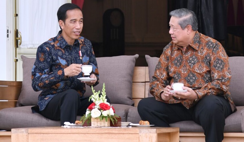 DENGAR: Presiden Joko Widodo dan Ketua Umum Partai Demokrat, berbincang di veranda Istana Merdeka, Kamis (9/3). (Foto: Biro Pers Setpres)
