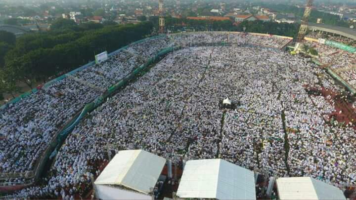 LAUTAN PUTIH: Stadion Gelora Sidoarjo penuh dengan lautan warga Nahdiliyin peserta istighotsah kubro. 