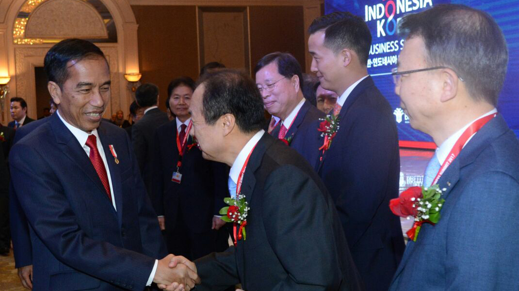 BERJABAT: Presiden Joko Widodo bersalaman dengan Investor dari Korea Selatan, Chosun Ilbo Indonesia-Korea Business Summit, di Hotel Shangri-La, Jakarta, Selasa, (14/3). (Foto: Biro Pers Setpres) 