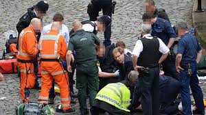 TEROR: Petuga sedeang beruha menyelamatkan korban di jembatan Westminsters London.