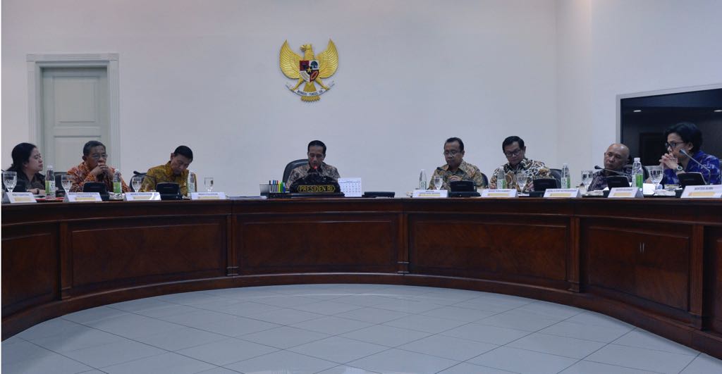 Jokowi bersama para mentrinyadalam rapat terbatas dengan sejumlah Menteri Kabinet Kerja, pada Rabu (22/3), di Kantor Presiden, Jakarta. (Foto: Edi - Biro Pers Setpres)