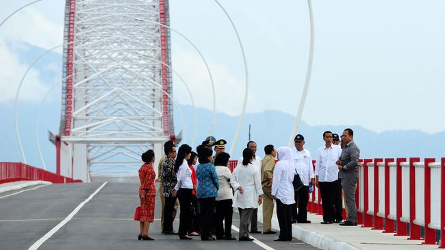 Presiden Joko Widodo meninjau Jembatan Pakkasih di Kecamatan Tayan, Kabupaten Sanggau, Kalbar. Akses di perbatasan Indonesia semakin diperhatikan, salah satunya demi meningkatkan jumlah wisman. (ANTARA FOTO/Jessica Helena Wuysang)
