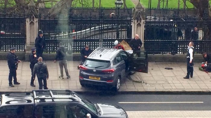 TEROR: Mobil teroris yang ditabrakkan ke pagar gedung parlemen di jantung kota London.