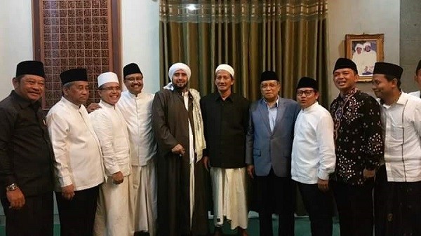 JALAN KAKI: KH Agoes Ali Masyhuri bersama Ketum PBNU, Ketum PKB, Habib Syeikh, dan Gus Ipul di kediamannya Sidoarjo.