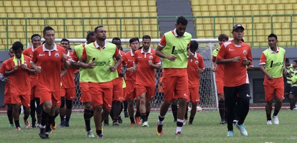 LATIHAN: Timnas U-22 berlatih sebelum laga melawan Persija di Bekasi. (Foto Antara)