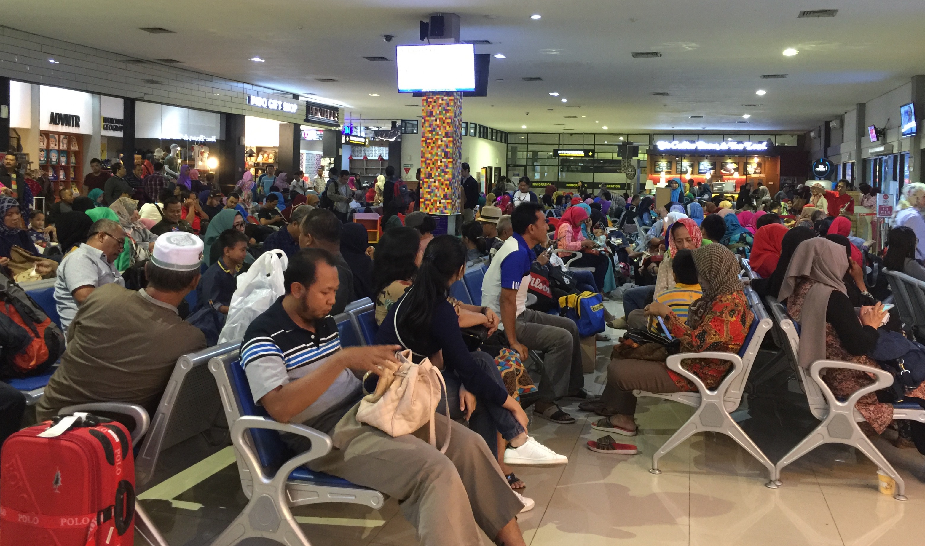 PENUH SESAK: Para calon penumpang pesawat di ruang tunggu terminal B Bandara Adi Sutjipto Jogjakarta.