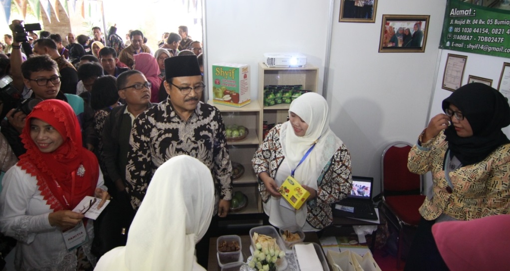 Wakil Gubernur Jatim Saifullah Yusuf melihat produk makanan hasil karya Kota Malang di sentra UKM dalam acara Munas BPOM di Hotel Singosari Batu Malang. Selasa (7/3)