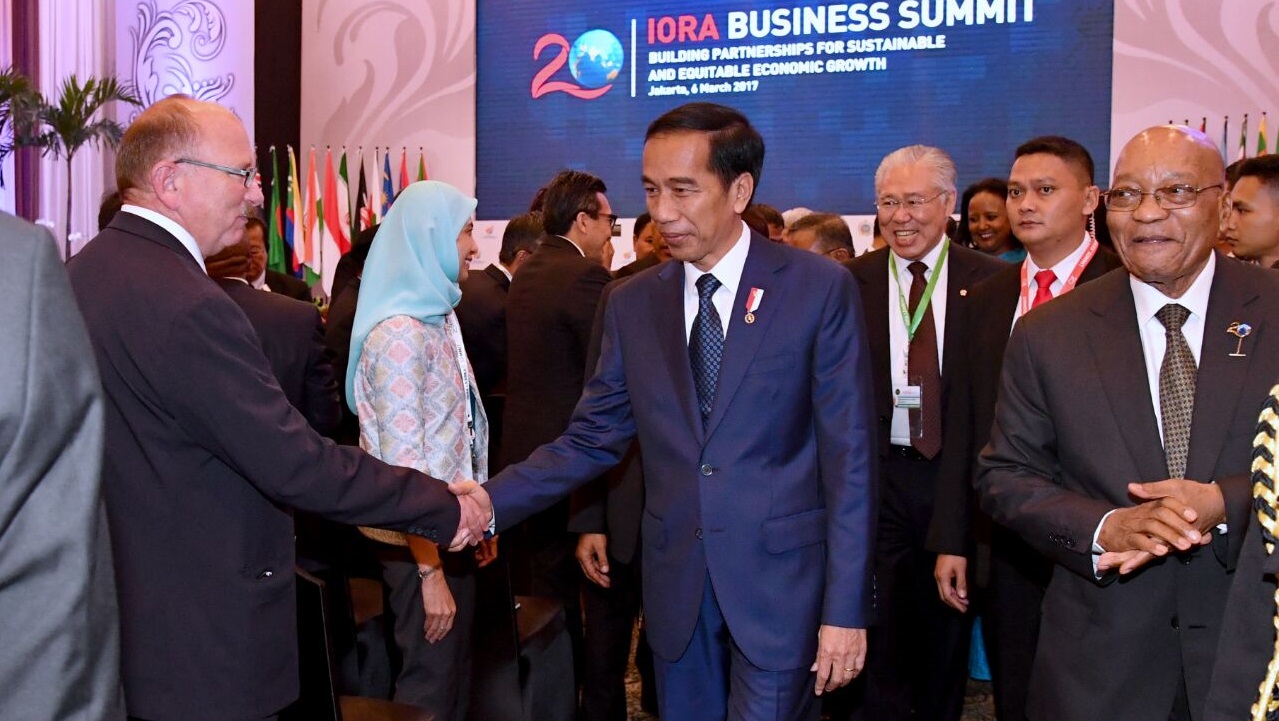 Presiden Jokowi bersalaman dengan delagasi negara-negara anggota IORA, Senin (6/3). (Foto: Biro Pers Setpres)