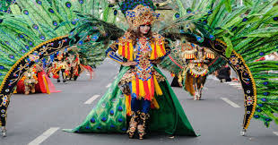 SEDOT PERHATIAN: Penampilan peserta Jember Fashion Carnival (JFC) yang bisa menyedot perhatian wisatawan asing.