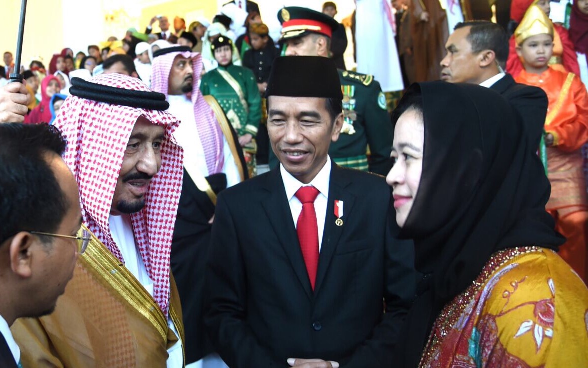 KUNJUNGAN: Raja Salman bin Abdul Azis al-Saud menyapa salah satu cucu Bung Karno, Puan Maharani, disaksikan Presiden Jokowi di Istana Bogor. (Foto Rusman/Biro Setpres)