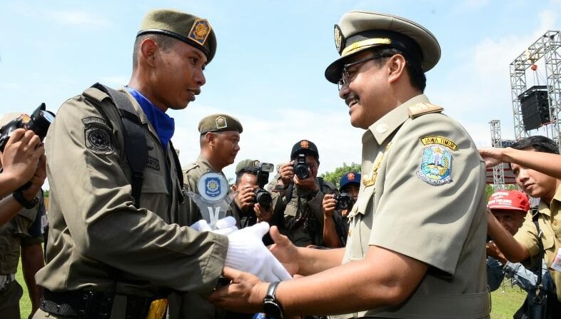 Gus Ipul menjadi Inspektur Upacara HUT ke 67 Satpol PP dan HUT ke 55 Sat Linmas di Stadion R Sudarsono Bangil Kab Pasuruan, Senin (20/3).