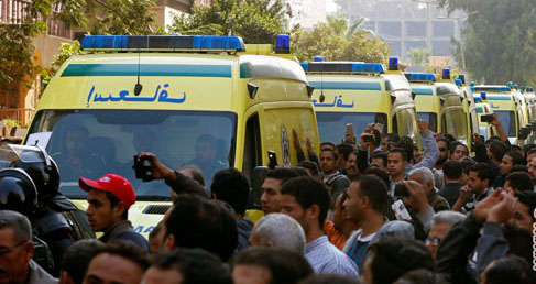BOM MINGGU: Sejumlah ambulan mengevakuasi korban ledakan bom di kota Alexandria, Mesir. 