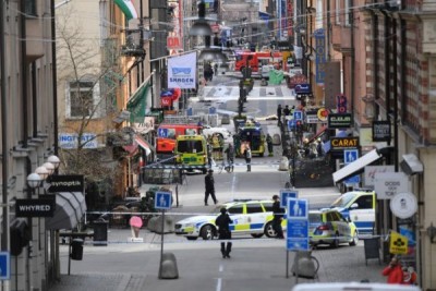 Suasana di jalanan tempat kejadian, setelah beberapa orang tewas ketika sebuah truk menabrak pusat perbelanjaan Ahlens, di pusat Stockholm, Swedia.